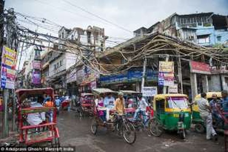 Bentangan kabel listrik yang semrawut di seperti ini sudah lumrah di India.