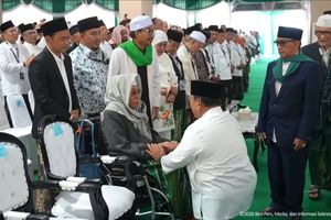 Saat Prabowo Sungkem ke Pengasuh Ponpes Al-Falah Ploso Kediri di Muktamar NU