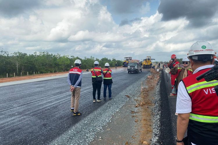 Progres pengerjaan jalan tol Indralaya-Prabumulih yang kini telah mencapai 77 persen. Tol ini direncanakan selesai pada Januari 2023 mendatang,Rabu (24/8/2022).