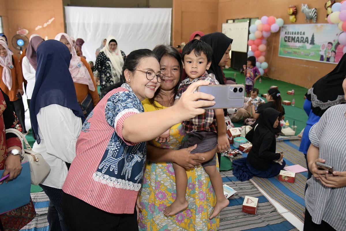 Wali Kota Semarang Agustina Wilujeng berfoto bersama Ibu yang memiliki balita mengikuti kegiatan Keluarga Cemara di Puskesmas Krobokan, Kota Semarang, Jawa Tengah, Jumat (19/9/2025).