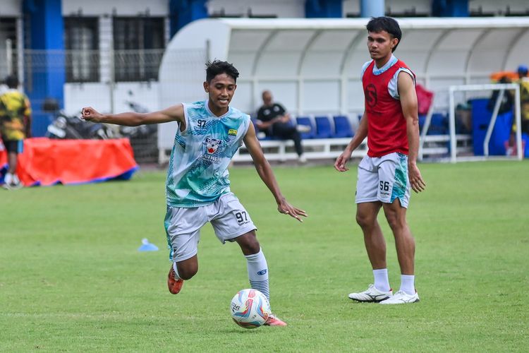 Pemain muda Persib Bandung jebolan akademi Abdul Faris menguasai bola, ia tengah menjalani trial pada periode Januari ini untuk menjadi bagian tim senior di Liga 1 2023-2024. 