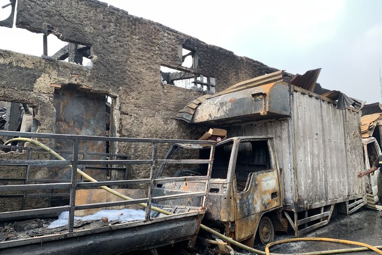 Pabrik Bingkai Duren Sawit Jaktim Terbakar, 1 Rumah dan 4 Mobil Hangus, Operasional SPPG Ikut Terganggu