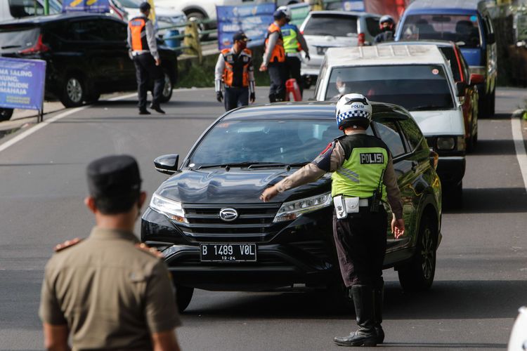 Petugas melakukan penyekatan di pos Rindu Alam, Kabupaten Bogor, Senin (1/6/2020). Penyekatan di lokasi yang berbatasan dengan wilayah Cianjur ini untuk mencegah penyebaran virus Covid-19 melalui aktivitas mudik masyarakat.