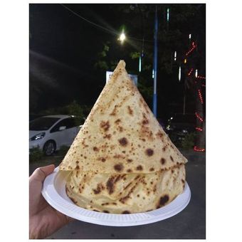 Penyajian roti tumpeng, salah satu menu dari Roti Terbang Satria, Solo