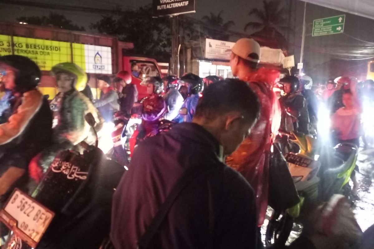 Seorang pemotor yang berangkat pada arus balik mudik ke Jakarta terjebak macet di kawasan Puncak Bogor, Jawa Barat, Senin (23/4/2023) malam.
