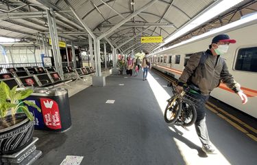Tarif Parkir Inap di Stasiun Surabaya Gubeng dan Stasiun Pasar ...