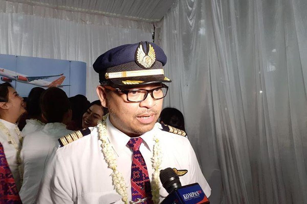 pilot Batik Air yang turut dalam evakuasi WNI dari Wuhan karena virus corona, Destyo Usodo saat menceritakan pengalamannya menjalani misi kemanusiaan tersebut di Jakarta, Sabtu (15/2/2020).