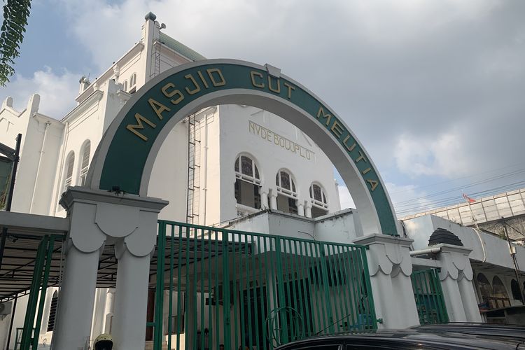 Terletak di tengah hiruk pikuk ibu kota, Masjid Cut Meutia menjadi saksi perjalanan panjang sejarah sejak 1912. Bangunan di Jalan Taman Cut Mutiah Nomor 1 Menteng, Jakarta Pusat, ini merupakan peninggalan era kolonial Belanda, yang kemudian beralih fungsi menjadi tempat ibadah. Masjid Cut Meutia merupakan salah satu titik pemberhentian dalam program Casual Walking Tour BerKemana (bersama Kompas.com kemana), Sabtu (18/4/2026).

