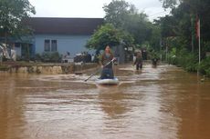Cerita Bupati Trenggalek Pakai Papan Dayung Temui Warga Terdampak Banjir, Bagikan Bantuan