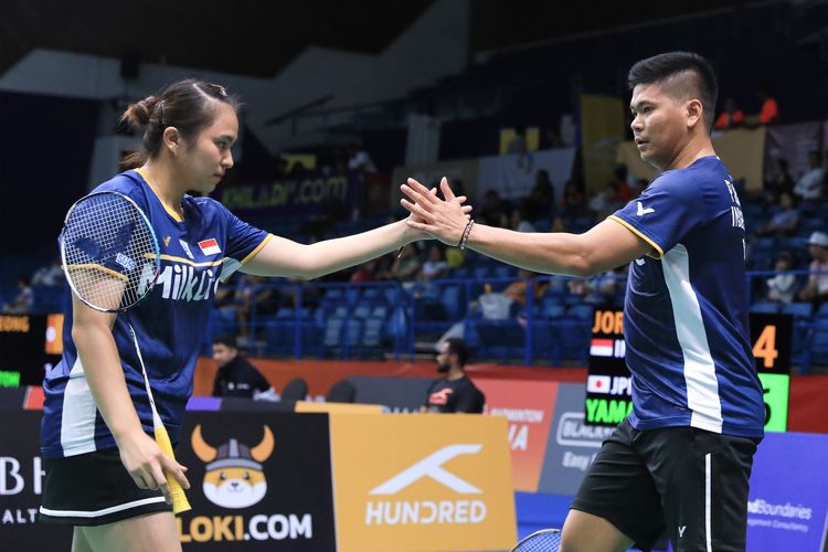 Pasangan ganda campuran Indonesia, Praveen Jordan/Melati Daeva Oktavianti, saat berlaga pada Badminton Asia Championships atau Kejuaraan Bulu Tangkis Asia 2023, Rabu (26/4/2023). Terkini, Praveen/Melati tersingkir dari Japan Open 2023.
