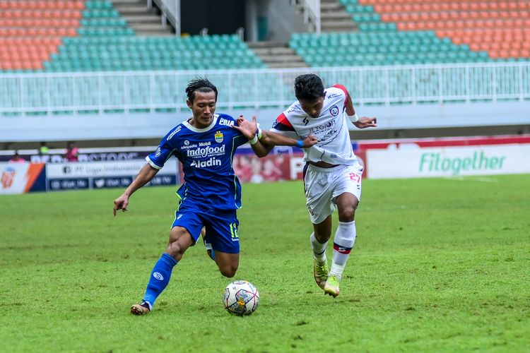 Henhen Herdian pemain Persib berusaha melindungi bola dari ancaman Dedik Setiawan pemain Arema FC. Hasil laga Persib Bandung vs Arema FC berakhir dengan skor 1-0 di Stadion Pakansari, Cibinong, Kabupaten Bogor, Kamis (23/2/2023) dalam laga pekan ke-26 Liga 1 2022-2023.