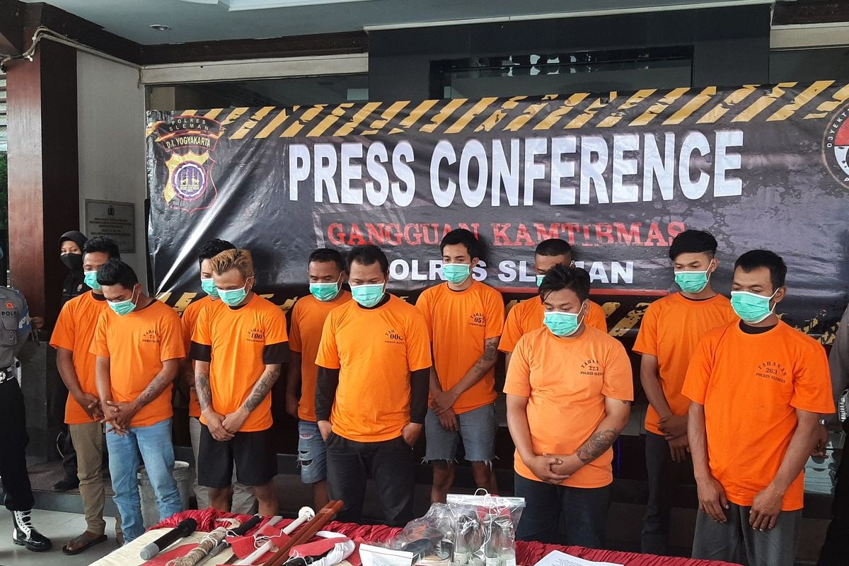 Para tersangka dalam peristiwa penganiayaan yang menyebabkan seorang suporter PSS Sleman Aditya Eka Putranda meninggal dunia saat dihadirkan dalam jumpa pers di Mapolres Sleman, Senin (29/08/2022).