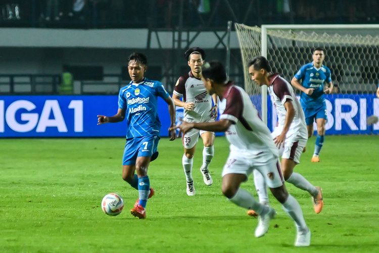 Beckham Putra gelandang Persib menguasai bola dikepung pemain PSM Makassar dalam pertandingan pekan ke-21 Liga 1 2023-2024 antara Persib vs PSM di Stadiong Gelora Bandung Lautan Api (GBLA), Senin (4/12/2023).