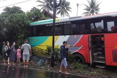 Hindari Sepeda Motor, Bus Jurusan Jakarta-Cilacap Tabrak Pagar Rumah Warga