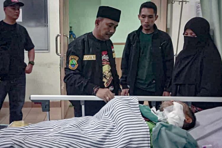 Ketua DKM Masjid Al-Hidayah Kabupaten Bandung Barat dirawat intensif di RSUD Cibabat akibat luka bacok di bagian leher, Selasa (18/4/2023).