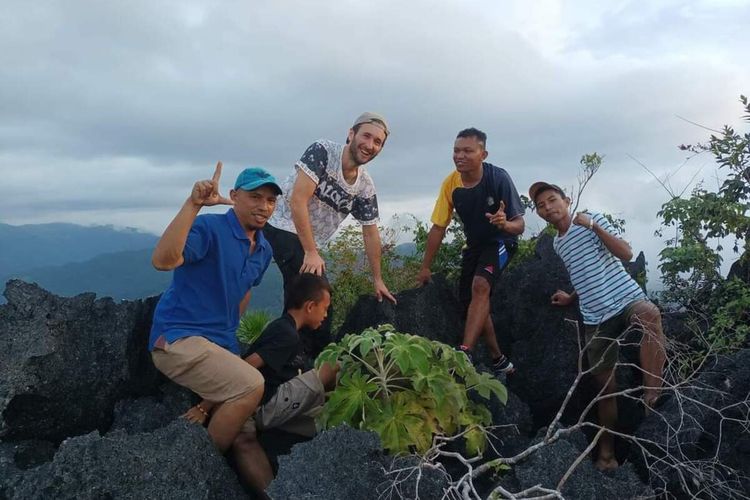 Turis asal Inggris dipandu Sefry dan Pemuda Wontong mendaki Puncak Empo Sanga, Desa Wontong, Kecamatan Macang Pacar, Kabupaten Manggarai Barat, NTT, Rabu, (10/5/2023). (KOMPAS.com/DOK/SEFRY JEMANDU/WARGA WONTONG-REGO)