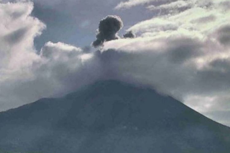 Foto: Gunung Ile Lewotolok, Kabupaten Lembata, NTT, meletus Jumat (1/7/2022).