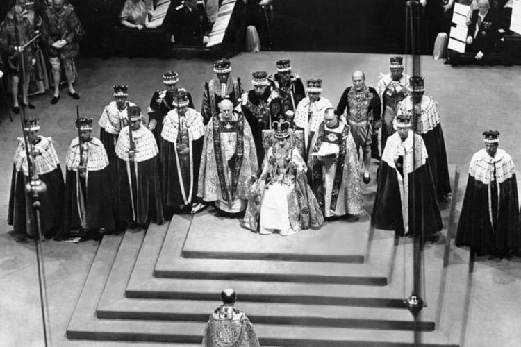 Ratu Elizabeth II duduk di atas takhta di Westminister Abbey, London, 2 Juni 1953 setelah penobatannya.