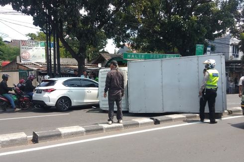Sempat Macet karena Ada Mobil Boks Terbalik, Arus Lalu Lintas di Jalan Raya Pasar Minggu Kini Mulai Lancar