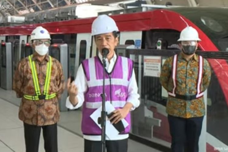 Presiden Joko Widodo memberikan keterangan pers saat meninjau Stasiun Light Rail Transit (LRT) Taman Mini Indonesia Indah (TMII) pada Rabu (9/6/2021). 
