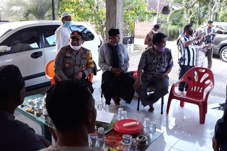 Kapolres Aceh Timur AKBP Eko Widiantoro mendatangi rumah korban pemukulan personel polisi Desa Bagok Sa, Kecamatan Nurussalam, Kabupaten Aceh Timur, Senin (25/5/2020)