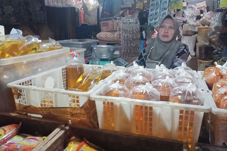 Minyak goreng masih sulit di temui di Kabupaten Bandung, di Pasar Banjaran minyak kemasan stoknya masih terbatas Pedagang dan pembeli khawatir, kelangkaan sampai Bulan Puasa 