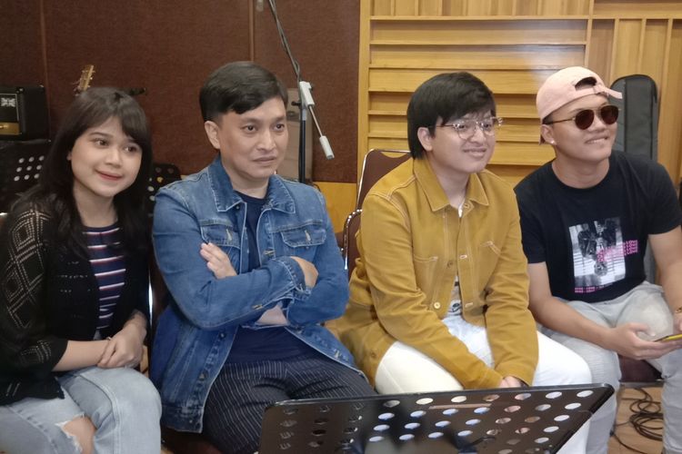 (Kiri ke kanan) Brisia Jodie, Yovie Widianto, Arsy Widianto, dan Rizky Febian dalam wawancara di sela latihan konser bertajuk Project X di Practice Room, Karet Kuningan, Jakarta, Rabu malam (25/9/2019).