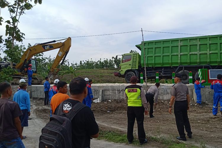 Proses evakuasi dump truck yang sempat merusak jembatan di Desa Ngadiluwih, Kecamatan Ngasem, Bojonegoro.