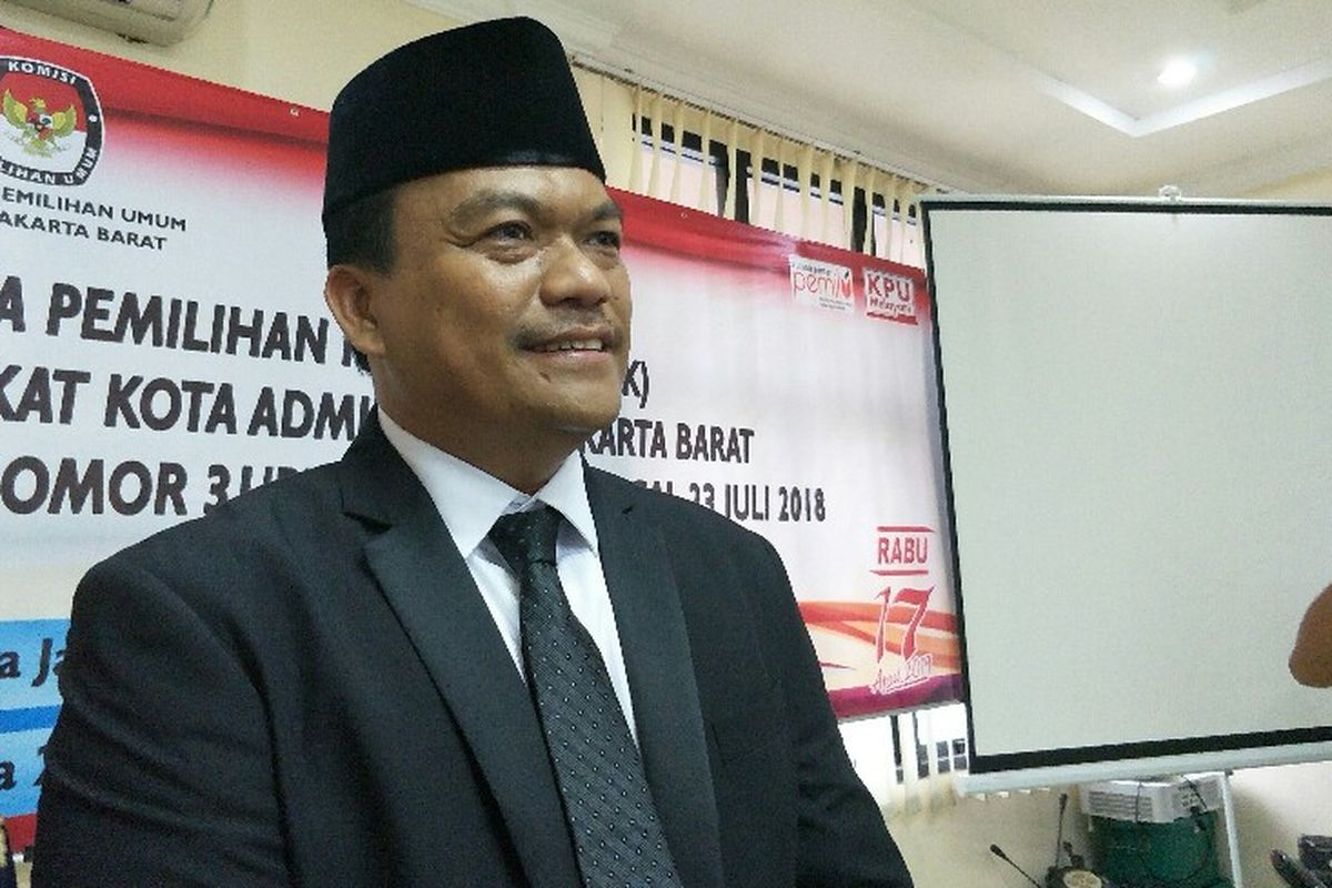 Kepala KPU Kota Jakarta Barat Cucum Sumardi di kantornya usai acara pelantikan anggota panitia pemilihan kecamatan (PPK) pemilu 2019 pada Rabu (2/1/2019).