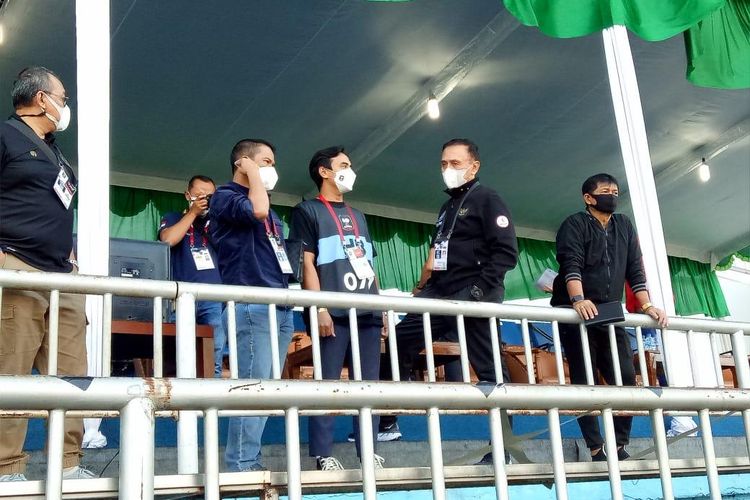 Ketua umum PSSI, Mochamad Iriawan (tengah) berdiskusi dengan salah seorang broadcast saat meninjau lokasi pelaksanaan final leg pertama Piala Menpora 2021, Persija Jakarta melawan Persib Bandung di Stadion Maguwoharjo, Kamis (22/04/2021) sore.