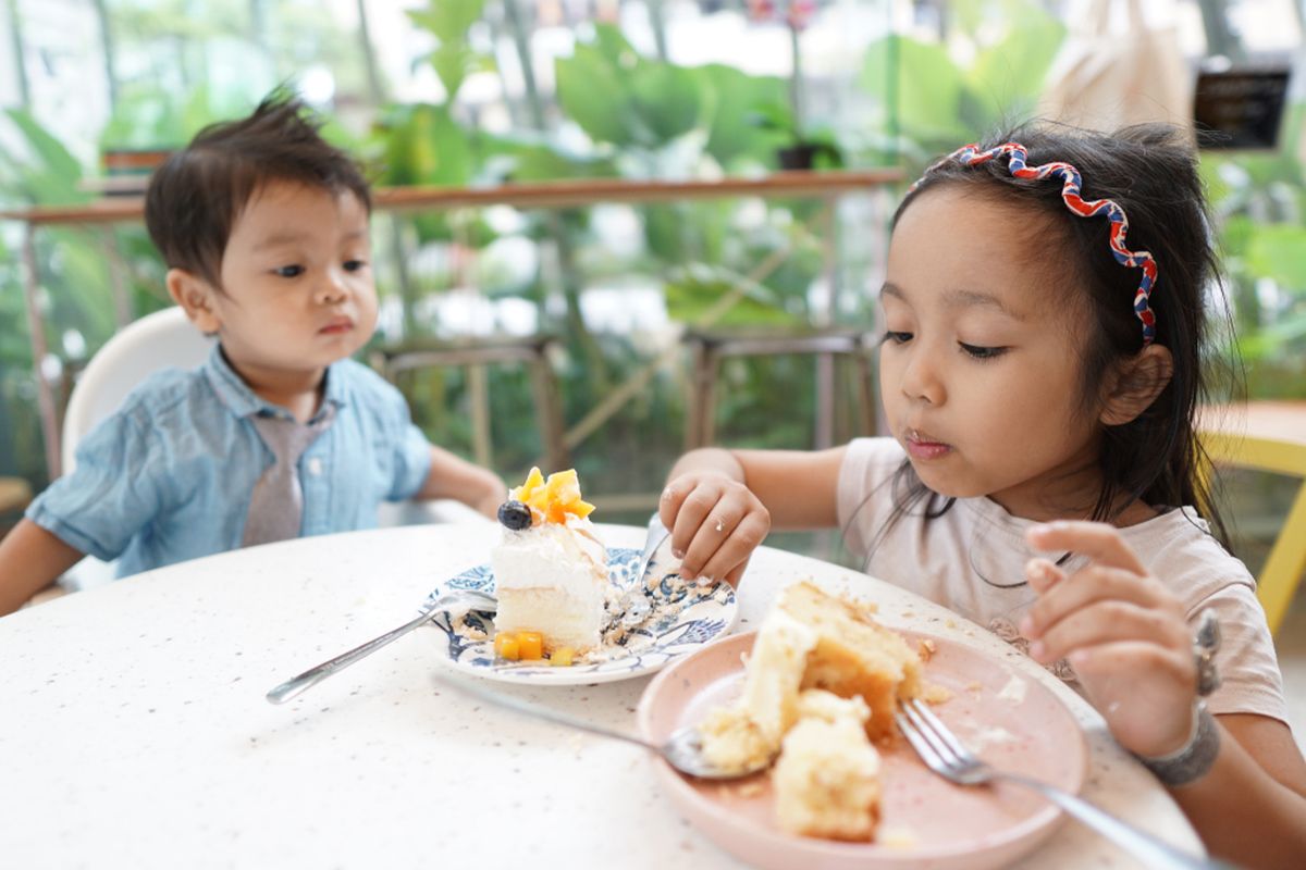 Ilustrasi dua balita sedang makan