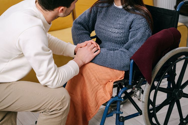 Merawat pasangan yang sakit bisa memberikan tantangan untuk keharmonisan hubungan