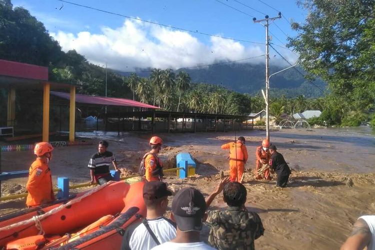 Sejumlah personel Kantor Pencarian dan Pertolongan Provinsi Gorontalo melakukan penyelamatan 4 orang penambang pasir di Sungai Bone.
