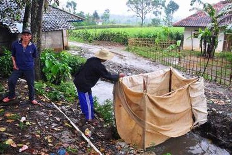 Warga di Desa Sanca, Kecamatan Ciater, Kabupaten Subang, Jawa Barat, menunjukkan sebuah jamban darurat yang kerap dipakai warga untuk membuang hajat di selokan. Membuang hajat secara sembarangan akan menimbulkan berbagai penyakit selain pencemaran terhadap air sungai.