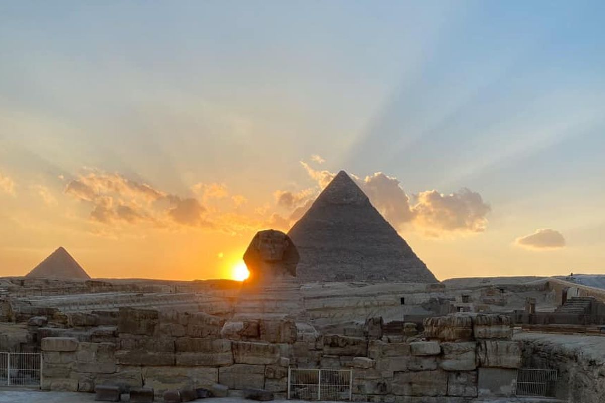 Matahari terbenam di bahu kanan patung Sphinx di kawasan piramida Mesir. Fenomena astronomi khas ini terjadi di Mesir selama dua kali di Musim Semi pada Maret dan Musim Gugur pada September.