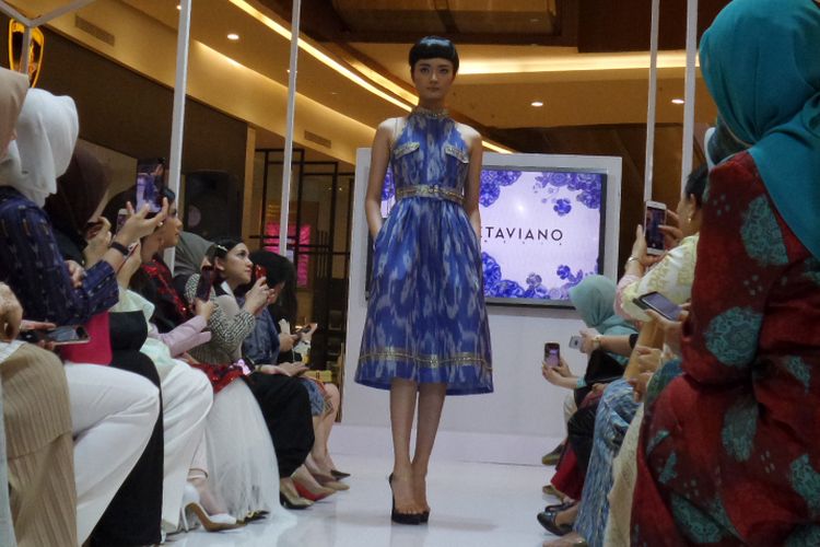 Desainer Priyo Oktaviano membawakan koleksi busana tenun Kab. Sambas, Kalimantan Barat pada pameran dan bazar tenun oleh CTI di Pacific Place, Jakarta, Kamis (15/11/2018).