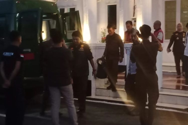Kejaksaan negeri (Kejari) Kota Palopo, Sulawesi Selatan membawa 2 orang tersangka kasus pengadaan mobil bodong di Dinas Lingkungan Hidup (DLH) tahun anggaran 2021 ke Lapas Kelas IIA Palopo, Kamis (25/4/2024) sore