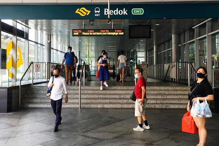 Warga Singapura terlihat berlintasan di depan Stasiun MRT Bedok, Singapura Timur, Kamis siang (13/08/2020). Singapura saat ini berada pada fase 2 memasuki new normal (tatanan hidup baru) melawan pandemi Covid-19 