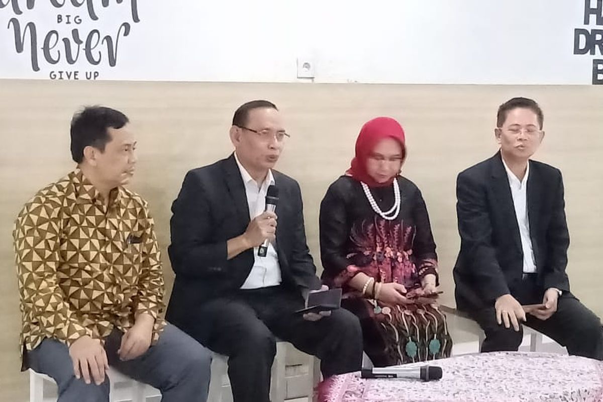 Konferensi pers KIP Kuliah dihadiri Plt Kepala Biro Kerjasama dan Humas Ade Erlangga, Ketua LTMPT Prof. M. Nasih, Sesditjen Dikti Paristiyanti Nurwardani dan Ketua Pelaksana LTMPT Prof. Budi Prasetyo. 