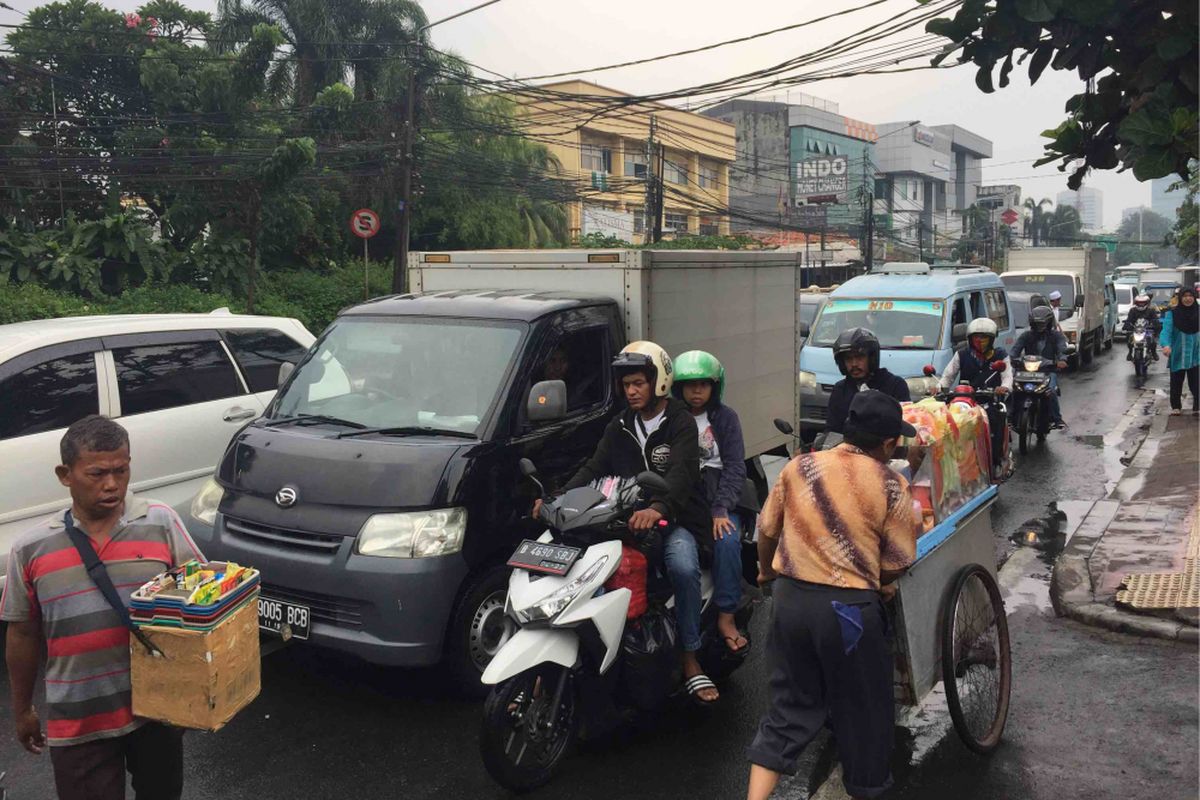 Kemacetan mengular dari Jalan KS Tubun menuju Pasar Tanah Abang, Jakarta Pusat. Pengendara bahkan membutuhkan waktu 30 menit hingga 1 jam hanya untuk menuju kawasan Pasar Tanah Abang, Rabu (18/4/2018). 