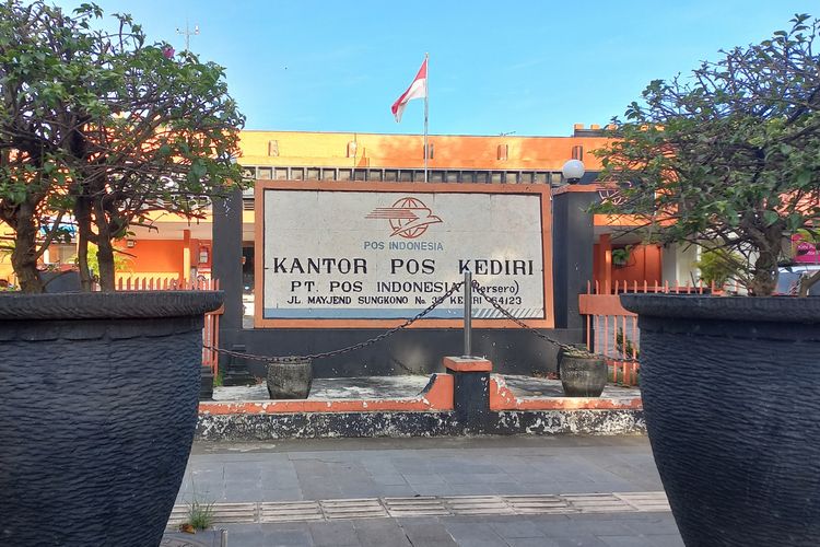 Kantor Pos Cabang Kota Kediri di Jalan Mayjend Sungkono, Kota Kediri, Jawa Timur. 