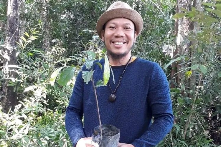 Ismet Raja Tengah Malam seniman musik saat tur keliling Sumatera dengan misi menanam pohon endemik kayu besi di Kota Sabang, Provinsi Aceh tahun 2019 lalu