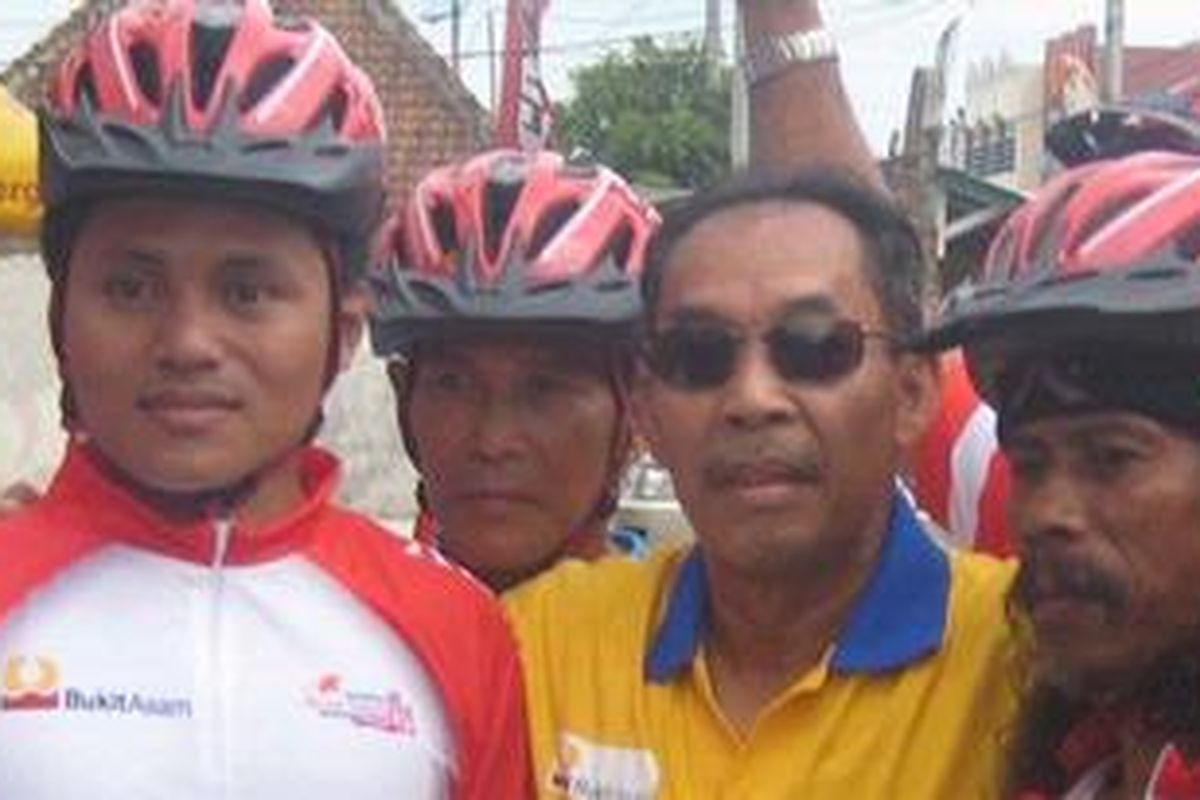 Kapolda Lampung, Brigjen Pol Jodie Rooseto (tengah) berfoto bersama anggota tim Jelajah Sepeda Kompas Jakarta-Palembang, setelah ikut bersepeda, Sabtu (5/11/2011).