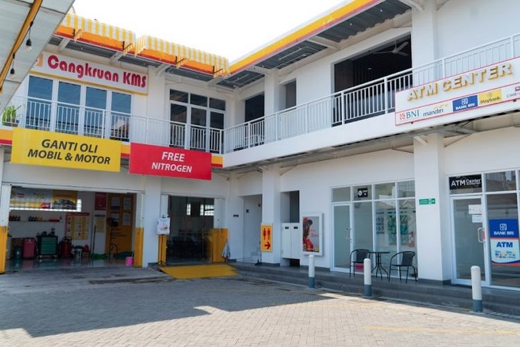 NFR di SPBU Shell Kalijudan, di antaranya bengkel, ATM Center dan pujasera Cangkrukan NFR. 