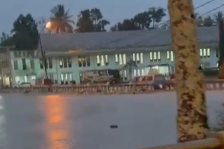 Puluhan santri sedang mengevakuasi belasan mobil di garasi Ponpes Miftahul Huda Tasikmalaya, Jawa Barat, yang karam terendam banjir akibat guyuran huja seharian di wilayah Tasikmalaya, Jumat (7/7/2023).