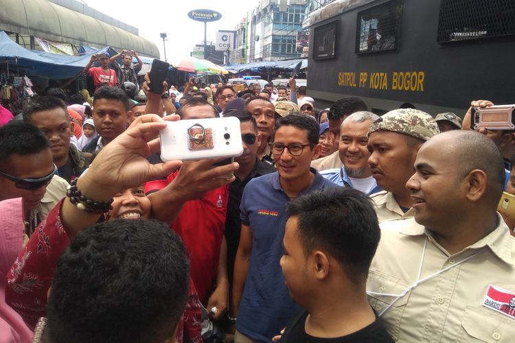 Calon Wakil Presiden Sandiaga Uno saat berfoto bersama dalam kampanyenya di Pasar Anyar, Kota Bogor, Kamis (8/11/2018).