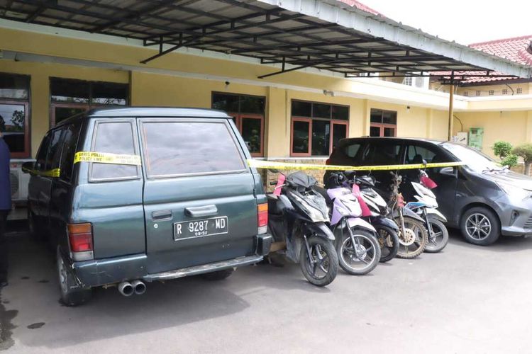 Kapolres Indramayu AKBP Fahri Siregar memberikan keterangan usai membongkar kasus penjualan dan penimbunan BBM Subsidi di Kabupaten Indramayu, Selasa (30/1/2024)