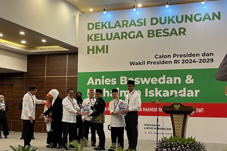 Keluarga Besar Himpunan Mahasiswa Islam (KB HMI) secara resmi mendeklarasikan dukungan kepada pasangan calon presiden dan calon wakil presiden (capres-cawapres) nomor urut 1, Anies Baswedan dan Muhaimin Iskandar dalam pemilihan presiden (pilpres) 2024 dalam acara deklarasi yang digelar di Swasana Lippo Kuningan Grand Ballroom, Jalan HR. Rasuna Said, Kuningan, Jakarta Selatan, Rabu (27/12/2024).