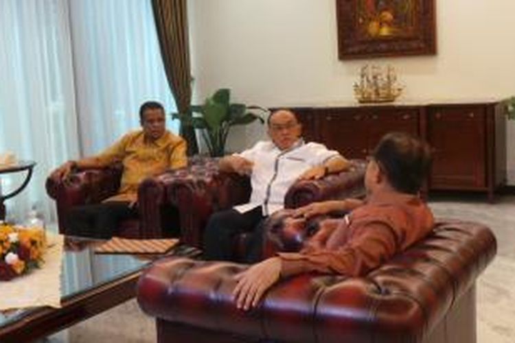 Wakil Presiden Jusuf Kalla (kanan) menerima kunjungan Ketua Umum Partai Golkar Aburizal Bakrie (tengah) di Kantor Wakil Presiden, Jalan Medan Merdeka Utara, Jakarta, Jumat (24/10/2014).