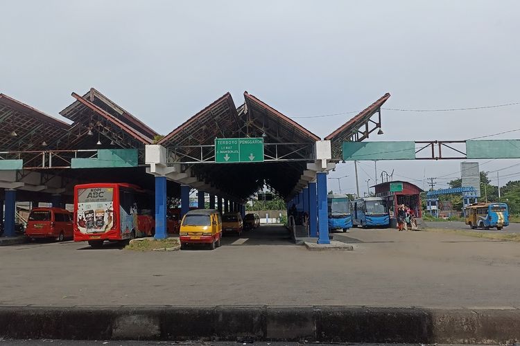 Suasana Terminal Mangkang, Kota Semarang, Jawa Tengah (Jateng). Jumat (5/4/2024).